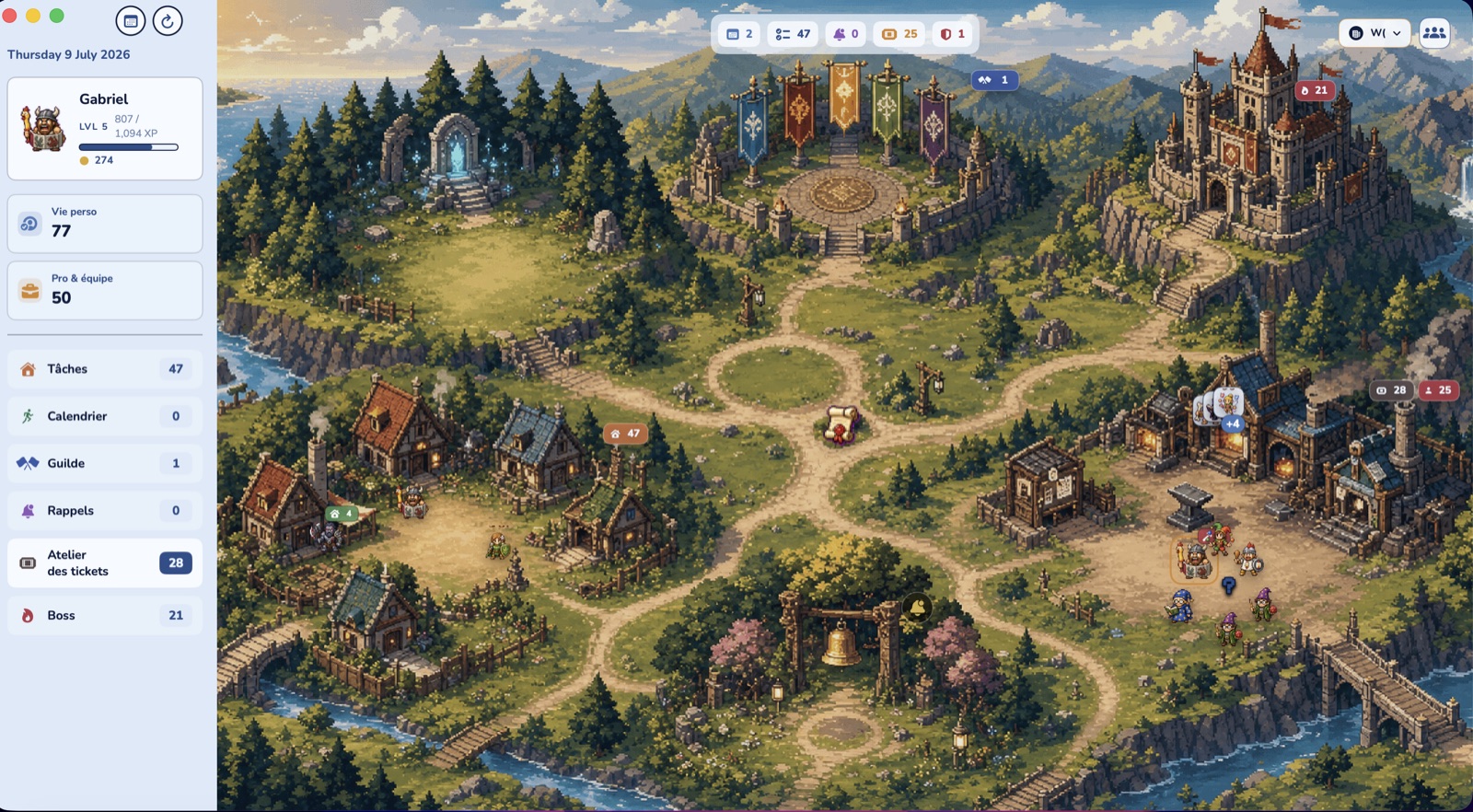 La vue Royaume de Daybard sur Mac : ton agenda, tes tâches et ta guilde posés sur un village pixel-art vivant — château, portail, bannières, et la barre latérale (héros niveau 5, tâches, calendrier, atelier des tickets, boss).